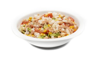 Beyaz kasede karışık salata. Marul, mısır, avokado, soğan, ton balığı, domates, yumurta, zeytinyağı, kırmızı lahana. Akdeniz gıda kavramı.