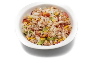 Beyaz kasede karışık salata. Marul, mısır, avokado, soğan, ton balığı, domates, yumurta, zeytinyağı, kırmızı lahana. Akdeniz gıda kavramı.