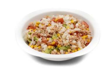 Beyaz kasede karışık salata. Marul, mısır, avokado, soğan, ton balığı, domates, yumurta, zeytinyağı, kırmızı lahana. Akdeniz gıda kavramı.