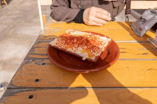 Σαλάτα Χταποδιού Σερβιρισμένη Πήλινο Πιάτο Ένα Ξύλινο Τραπέζι Έξω Πίσω — Φωτογραφία Αρχείου
