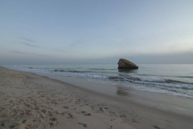 Matalascaas, Huelva sahillerinde güzel bir gün batımı. Meşhur gözetleme kulesi Torre De La Higuera, suya battı. İspanya 'nın en iyi plaj kavramı.