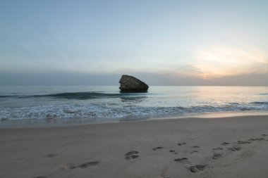 Matalascaas, Huelva sahillerinde güzel bir gün batımı. Meşhur gözetleme kulesi Torre De La Higuera, suya battı. İspanya 'nın en iyi plaj kavramı.