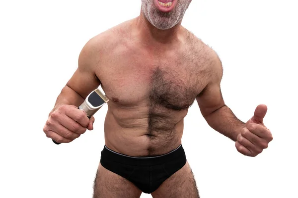 運動選手の年上の白人男性 裸の胸毛 彼の手に剃刀を保持し 半分の剃毛胸 白地に隔離された — ストック写真