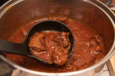 Bir tabak gulaş, servise hazır olsun. Geleneksel Gıda Konsepti.