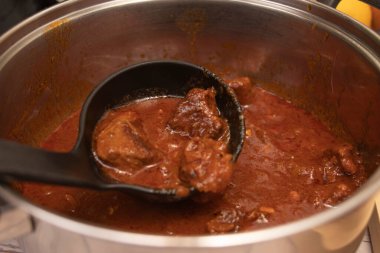 Bir tabak gulaş, servise hazır olsun. Geleneksel Gıda Konsepti.