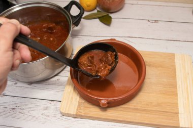 Bir tabak gulaş, servise hazır olsun. Geleneksel Gıda Konsepti.