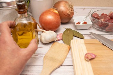 Gulaş yapmak için yemek hazırlığı. Hepsi ahşap bir masanın üstünde, üst manzara.