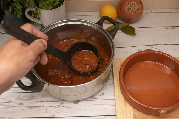 Een Pan Goulash Klaar Serveren Traditioneel Voedselconcept — Stockfoto