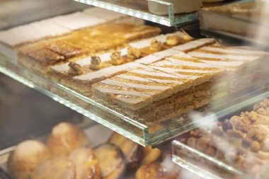 Şekerlemeler ve çeşitli hamur işleriyle dolu bir vitrin. Çok renkliydi. Seçici odak.