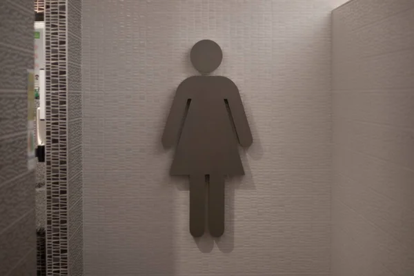 女子身体的轮廓 用以指示女子厕所的入口 — 图库照片