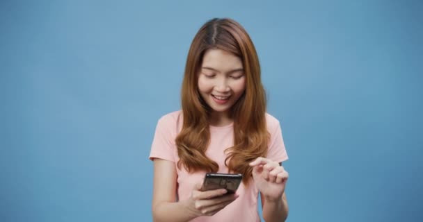 Fiatal Ázsiai Hölgy Pozitív Arckifejezéssel Használja Telefont Széles Körben Mosolyog — Stock videók