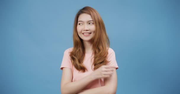 긍정적 표현을 환하게 평상복을 카메라를 바라보는 아시아 여성의 초상화 스러운 — 비디오