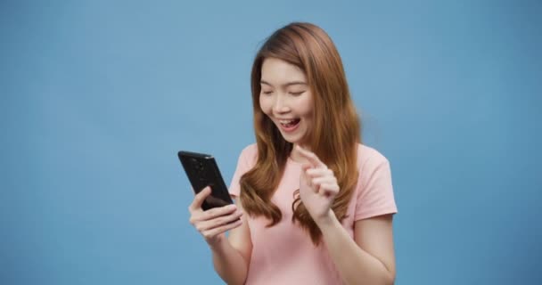 Joven Mujer Asia Usando Teléfono Con Expresión Positiva Sonríe Ampliamente — Vídeos de Stock