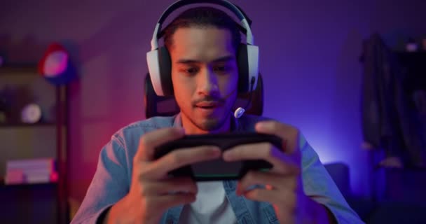 Glückliche Asiatische Mann Gamer Tragen Kopfhörer Wettbewerb Spielen Videospiel Online — Stockvideo