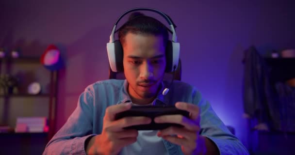 Happy Asia Homem Gamer Usar Competição Fone Ouvido Jogar Jogo — Vídeo de Stock