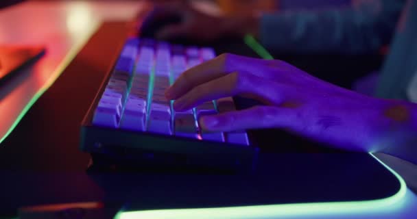 Close Mãos Tiro Ásia Cara Jogador Usar Teclado Mouse Controlador — Vídeo de Stock
