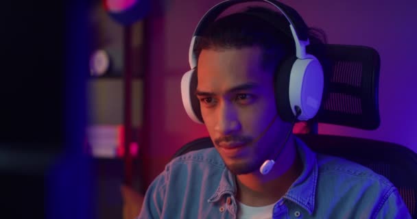 Unglücklich Asiatische Kerl Gamer Tragen Kopfhörer Teilnahme Videospiel Bunte Neonlichter — Stockvideo