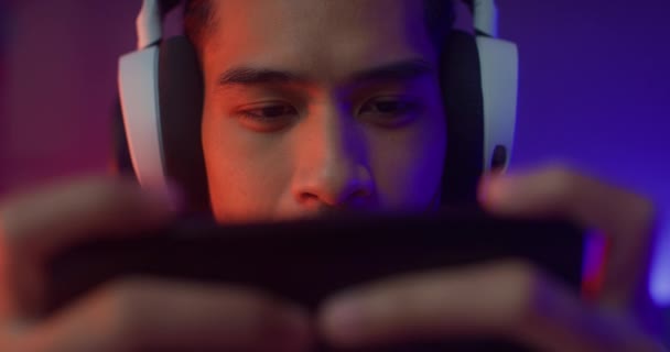 Glückliche Asiatische Mann Gamer Tragen Kopfhörer Wettbewerb Spielen Videospiel Online — Stockvideo