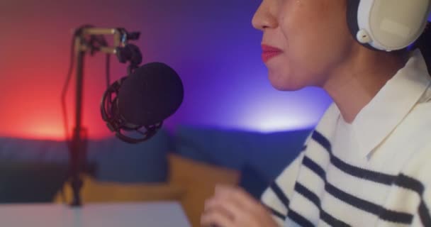 Glad Asiatisk Dam Bloggare Musik Influencer Spela Podcast Datorn Med — Stockvideo