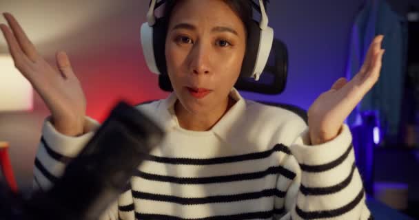 Mutlu Asyalı Bayan Blogger Müzik Etkilici Kamera Yayınına Bakıyor Kulaklık — Stok video