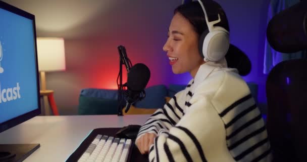 Щаслива Азіатська Леді Блогер Музика Впливає Запис Подкасту Комп Ютері — стокове відео