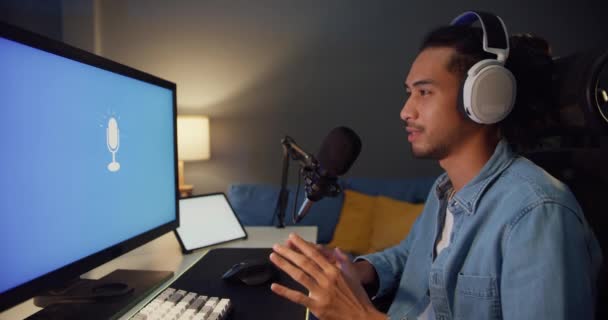 Happy Asia Guy Blogger Music Influencer Nahrát Podcast Počítači Sluchátky — Stock video
