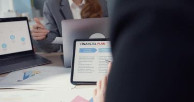 Genç Asyalı iş adamları ve iş kadınları, ortağıyla birlikte çalışarak küçük modern ev ofisinde takım çalışmasının tadını çıkarıyorlar..