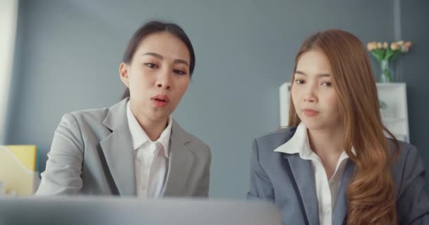 Grupo Jóvenes Asia Equipo Creativo Discutir Proyecto Comparar Punto Papeleo — Vídeo de stock