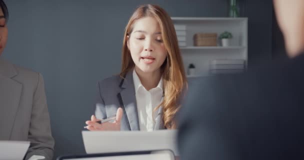 Feliz Joven Asia Hombres Negocios Mujeres Negocios Reunión Lluvia Ideas — Vídeos de Stock