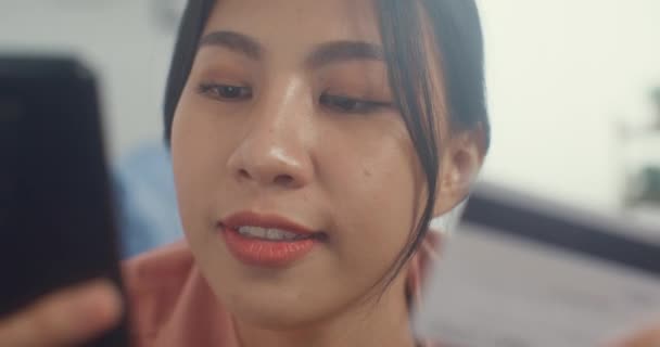 Gros Plan Jeune Asiatique Dame Utiliser Téléphone Cellulaire Commander Ligne — Video