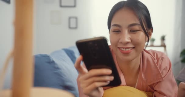 Ευτυχισμένη Νεαρή Κυρία Ασία Χρησιμοποιούν Κινητό Τηλέφωνο Παραγγείλετε Online Προϊόν — Αρχείο Βίντεο