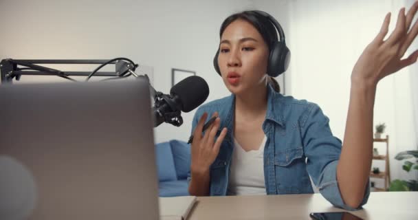 Happy Asia Dívka Nahrát Podcast Notebooku Sluchátky Mikrofonem Mluvit Diváky — Stock video