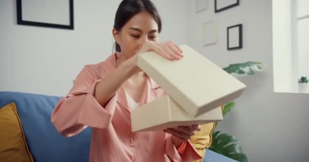 Feliz Bonito Ásia Senhora Unboxing Pacote Entrega Papelão Mercado Line — Vídeo de Stock