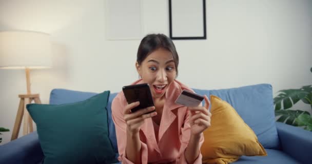 Closeup Jovem Asiática Senhora Usar Produto Compras Line Ordem Celular — Vídeo de Stock