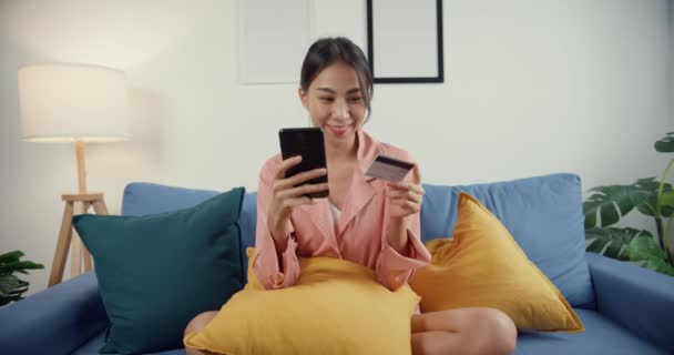 Glückliche Junge Asiatinnen Die Handy Online Einkaufen Und Mit Kreditkarte — Stockvideo