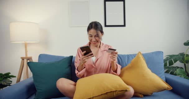 Boldog Fiatal Ázsiai Hölgy Használ Mobiltelefon Rendelés Online Vásárlás Termék — Stock videók