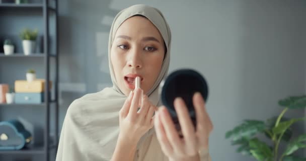 Atrakcyjny Młody Azjatycki Muzułmanin Bizneswoman Hidżabie Casual Laptopem Siedzi Biurku — Wideo stockowe