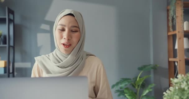 Ελκυστική Χαρούμενη Νεαρή Ασιάτισσα Μουσουλμάνα Επιχειρηματίας Μαντίλα Casual Κάθεται Γραφείο — Αρχείο Βίντεο