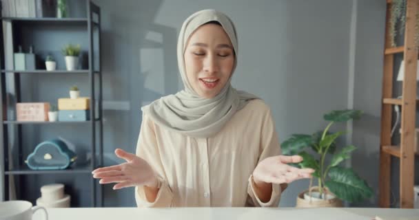 Ελκυστική Χαρούμενη Νεαρή Ασιάτισσα Muslim Επιχειρηματίας Μαντίλα Casual Κάθεται Στο — Αρχείο Βίντεο