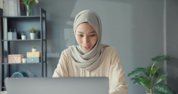 Ελκυστική Νεαρή Ασιάτισσα Μουσουλμάνα Επιτυχημένη Επιχειρηματίας Μαντίλα Casual Γιορτάζουν Στο — Αρχείο Βίντεο