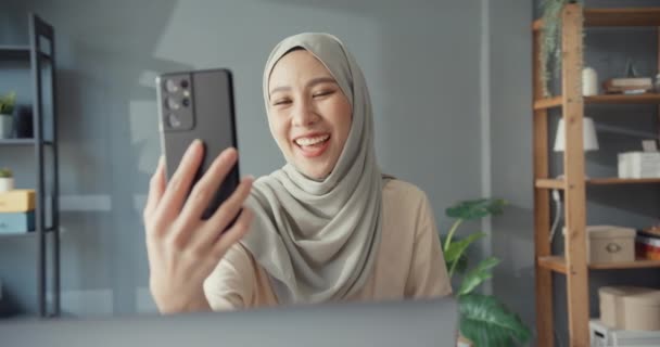 Pengusaha Muda Asia Muslim Yang Menarik Dalam Hijab Dengan Duduk — Stok Video
