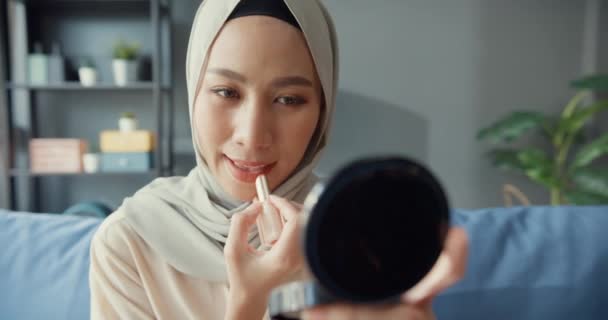 Atraktivní Veselá Mladá Asijská Muslimská Kráska Žena Hidžábu Ležérní Posezení — Stock video