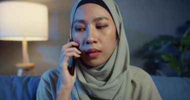 Asyalı, tesettürlü, fazla mesai yapan Müslüman bir kadın patronuyla telefon görüşmesi yapıyor. Stres ve kötü ruh hali yüzünden geceleri evdeki oturma odasında işini kaybediyor..