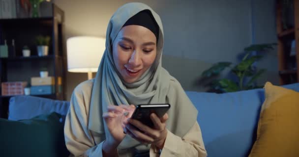 Ελκυστική Χαρούμενη Νεαρή Ασιατική Muslim Ομορφιά Γυναίκα Μαντίλα Casual Κάθεται — Αρχείο Βίντεο
