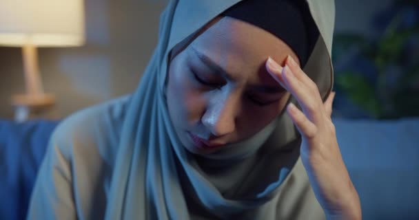Νεαρή Ασιάτισσα Μουσουλμάνα Μαντίλα Και Χαλαρή Γυναίκα Που Νιώθει Απόγνωση — Αρχείο Βίντεο