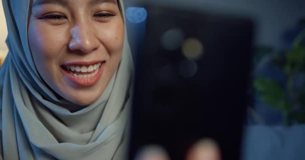 Close Jolie Femme Musulmane Asiatique Joyeuse Dans Hijab Avec Assis — Video