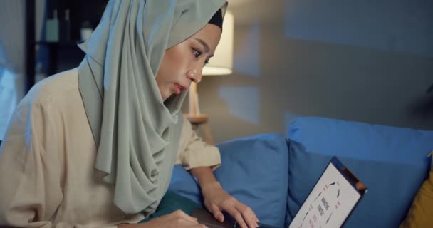 Close Aantrekkelijke Vrolijke Jonge Asia Moslim Schoonheid Vrouw Hijab Met — Stockvideo