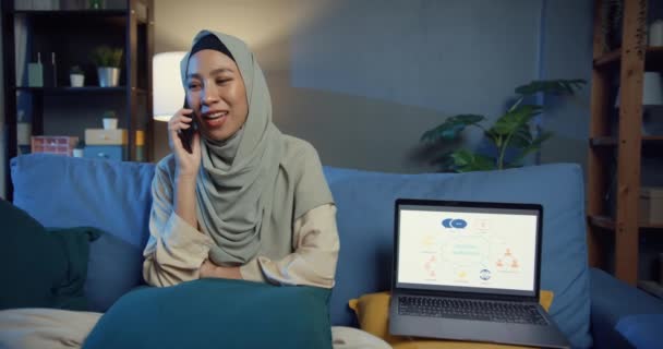Ελκυστική Χαρούμενη Ασιατική Muslim Επαγγελματική Ομορφιά Επιχειρηματίας Μαντίλα Casual Κάθεται — Αρχείο Βίντεο