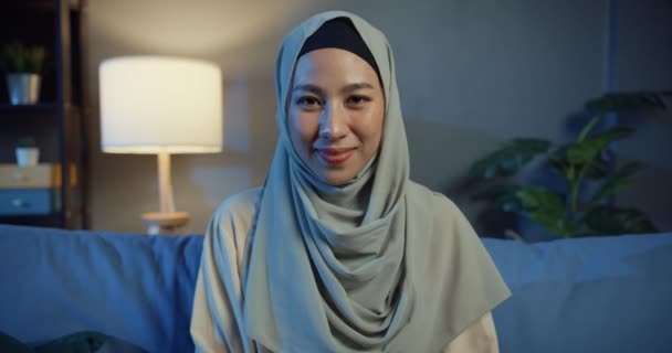 Attraente Allegra Giovane Asiatica Musulmana Donna Bellezza Hijab Con Casual — Video Stock