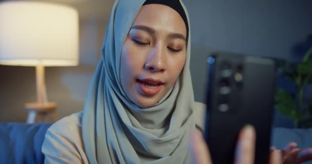 Nahaufnahme Attraktive Fröhliche Asiatische Muslimin Hijab Mit Lässigem Sitzen Auf — Stockvideo